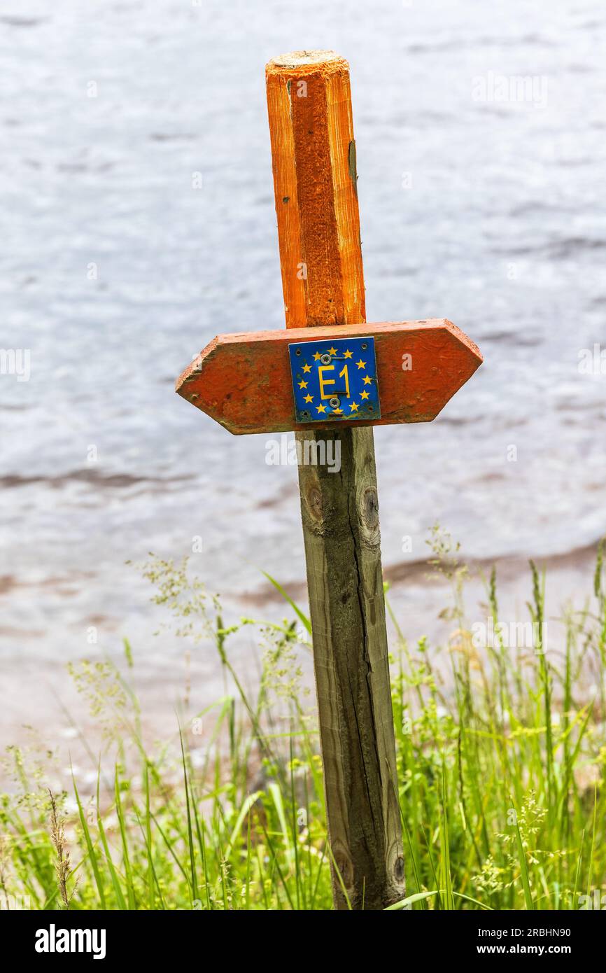 Segnaletica europea per i percorsi a lunga distanza vicino a un lago Foto Stock