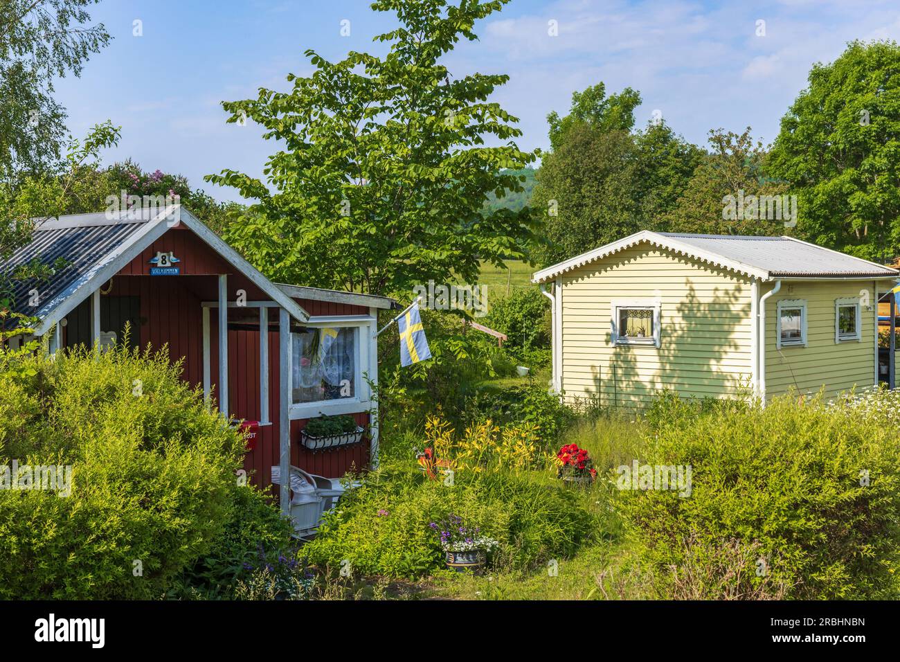 Giardino con piccoli cottage idilliaci Foto Stock