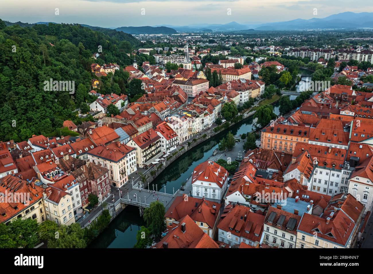 Lubiana, Slovenia - Vista aerea di Lubiana in un pomeriggio estivo con tetti rossi, fiume Lubiana, ponte dei Cobblers (Sustarski Most) Foto Stock