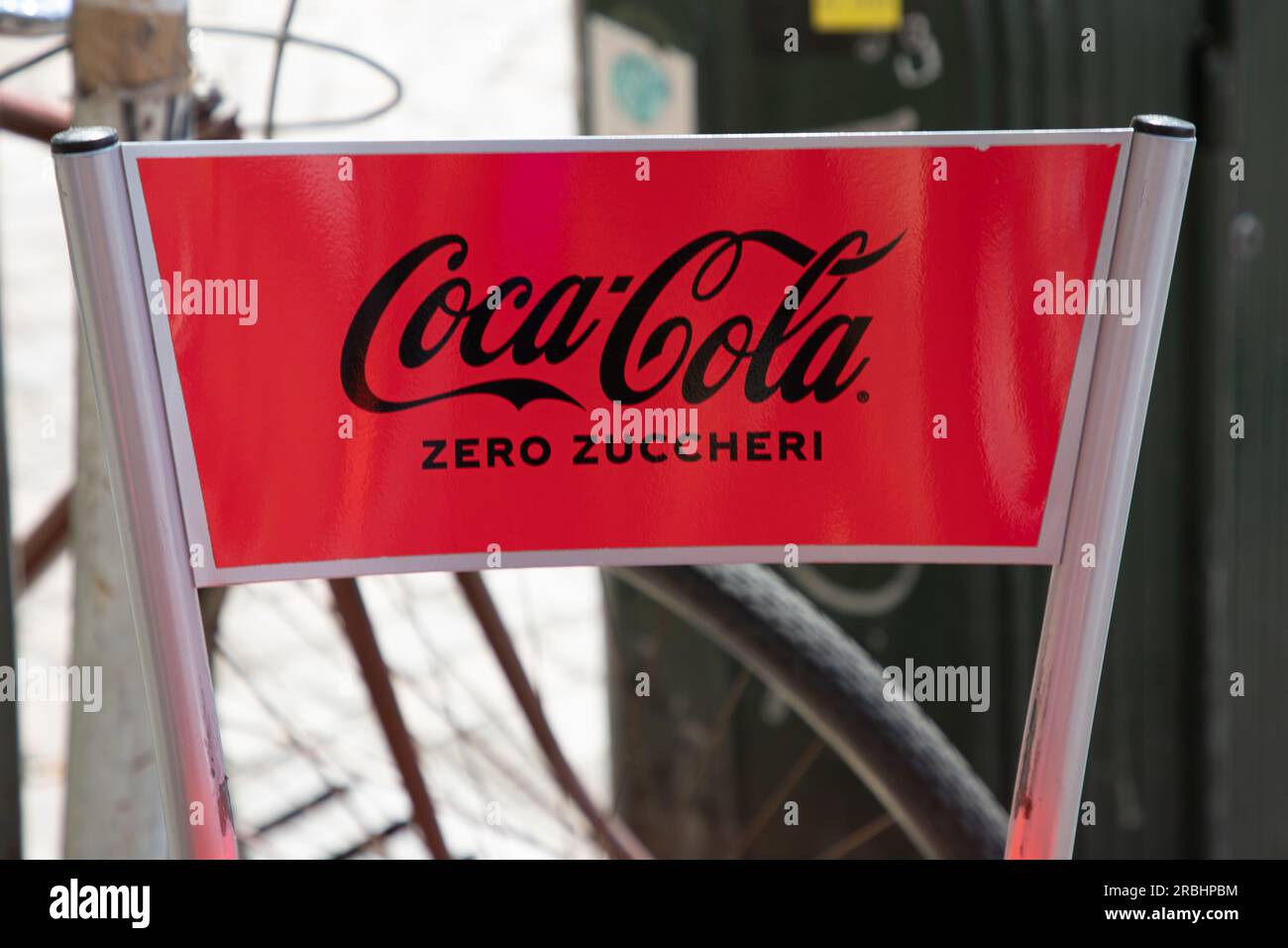 Bordeaux , Francia - 07 05 2023 : marchio del segno Coca Cola zero zuccheri e logo del testo italiano sulla sedia del caffè pub terrazza bar Foto Stock