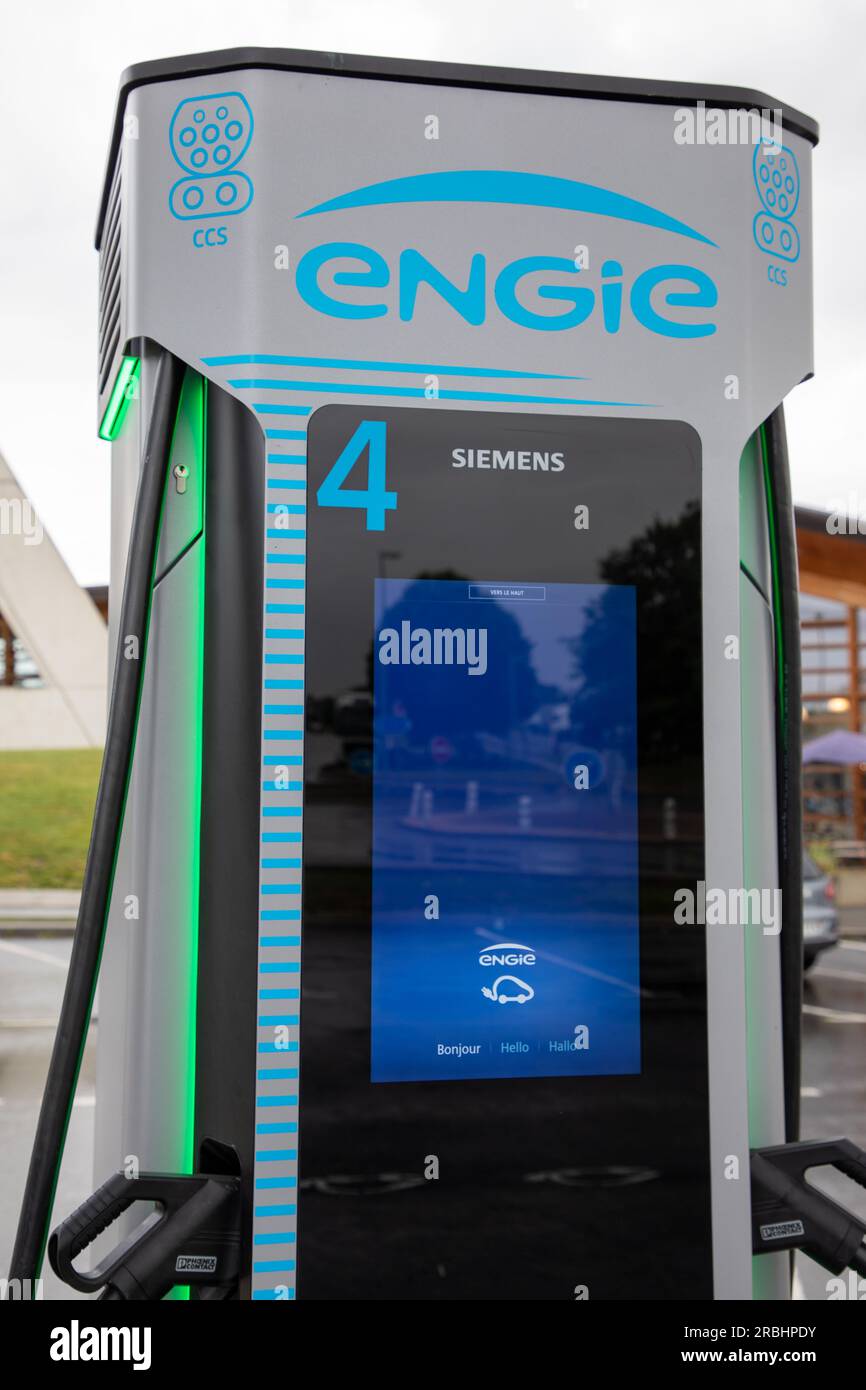 Bordeaux , Francia - 07 01 2023 : stazione di ricarica per veicoli elettrici engie prodotta dalla siemens Electric Global con il logo e il simbolo di testo Foto Stock