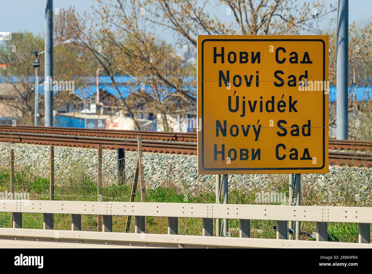 Cartello della città di Novi Sad con il nome della città scritto in cinque lingue ufficiali diverse, focus selettivo Foto Stock