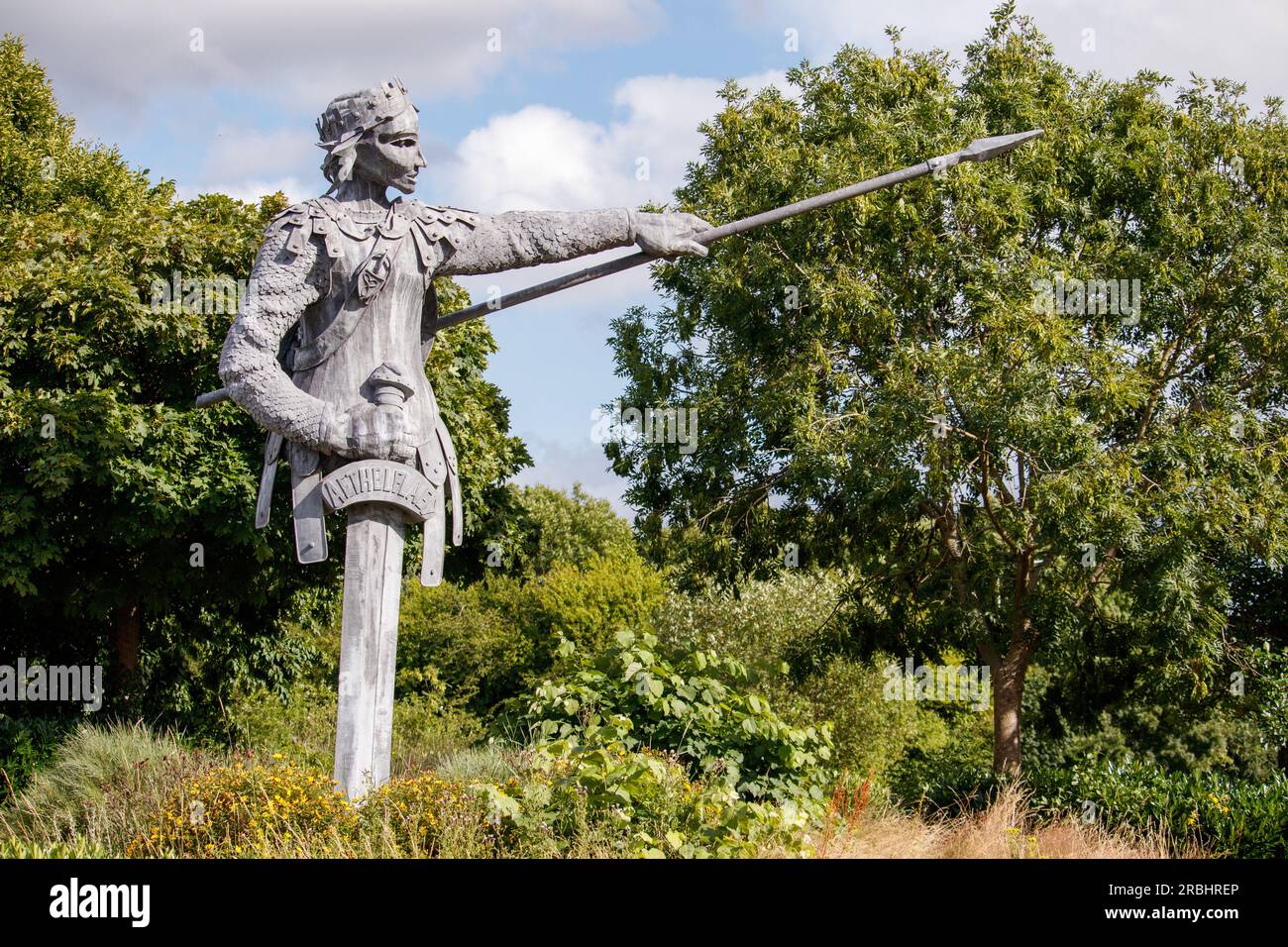 La statua alta sei metri di Aethelflaed, la regina guerriera anglosassone dell'artista luke Perry, situata sull'isola fuori dalla stazione ferroviaria di Tamworth, personale. Aethelflaed è una figura chiave del passato di Tamworth, avendo giocato un ruolo fondamentale nella storia inglese costruendo una catena di fortificazioni contro gli invasori vichinghi in tutto il Regno di Mercia. La sua fortificazione di Tamworth nel 913 d.C. divenne la precursore del castello di Tamworth. Figlia del re Alfredo il grande, l'ascesa di Aethelflaed come regnante femminile è stata descritta come uno degli eventi più unici nella storia del primo medioevo. Foto Stock
