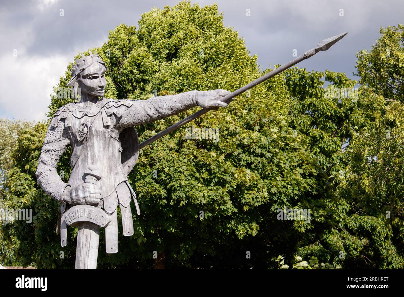 La statua alta sei metri di Aethelflaed, la regina guerriera anglosassone dell'artista luke Perry, situata sull'isola fuori dalla stazione ferroviaria di Tamworth, personale. Aethelflaed è una figura chiave del passato di Tamworth, avendo giocato un ruolo fondamentale nella storia inglese costruendo una catena di fortificazioni contro gli invasori vichinghi in tutto il Regno di Mercia. La sua fortificazione di Tamworth nel 913 d.C. divenne la precursore del castello di Tamworth. Figlia del re Alfredo il grande, l'ascesa di Aethelflaed come regnante femminile è stata descritta come uno degli eventi più unici nella storia del primo medioevo. Foto Stock