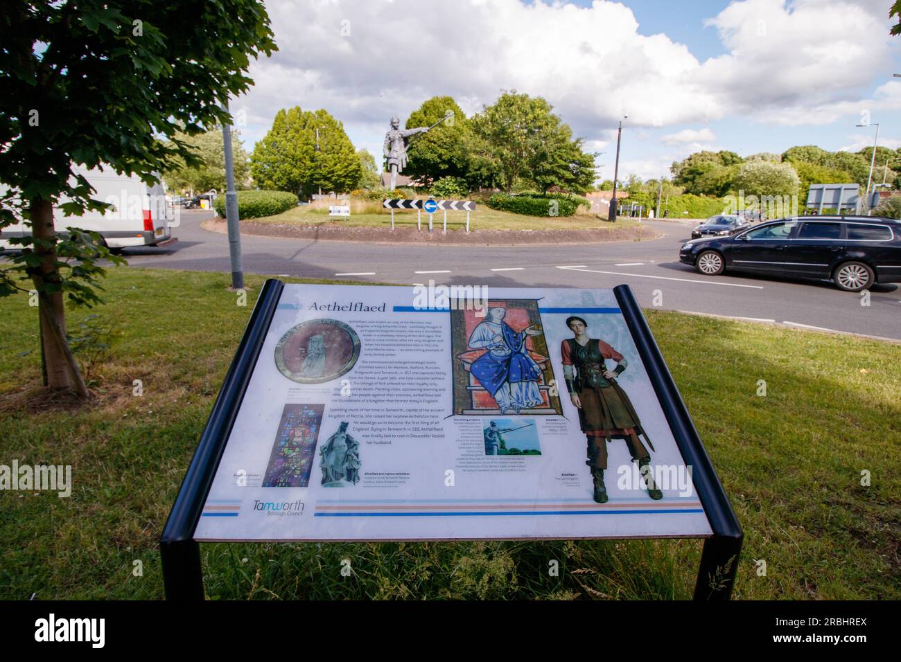 La statua alta sei metri di Aethelflaed, la regina guerriera anglosassone dell'artista luke Perry, situata sull'isola fuori dalla stazione ferroviaria di Tamworth, personale. Aethelflaed è una figura chiave del passato di Tamworth, avendo giocato un ruolo fondamentale nella storia inglese costruendo una catena di fortificazioni contro gli invasori vichinghi in tutto il Regno di Mercia. La sua fortificazione di Tamworth nel 913 d.C. divenne la precursore del castello di Tamworth. Figlia del re Alfredo il grande, l'ascesa di Aethelflaed come regnante femminile è stata descritta come uno degli eventi più unici nella storia del primo medioevo. Foto Stock