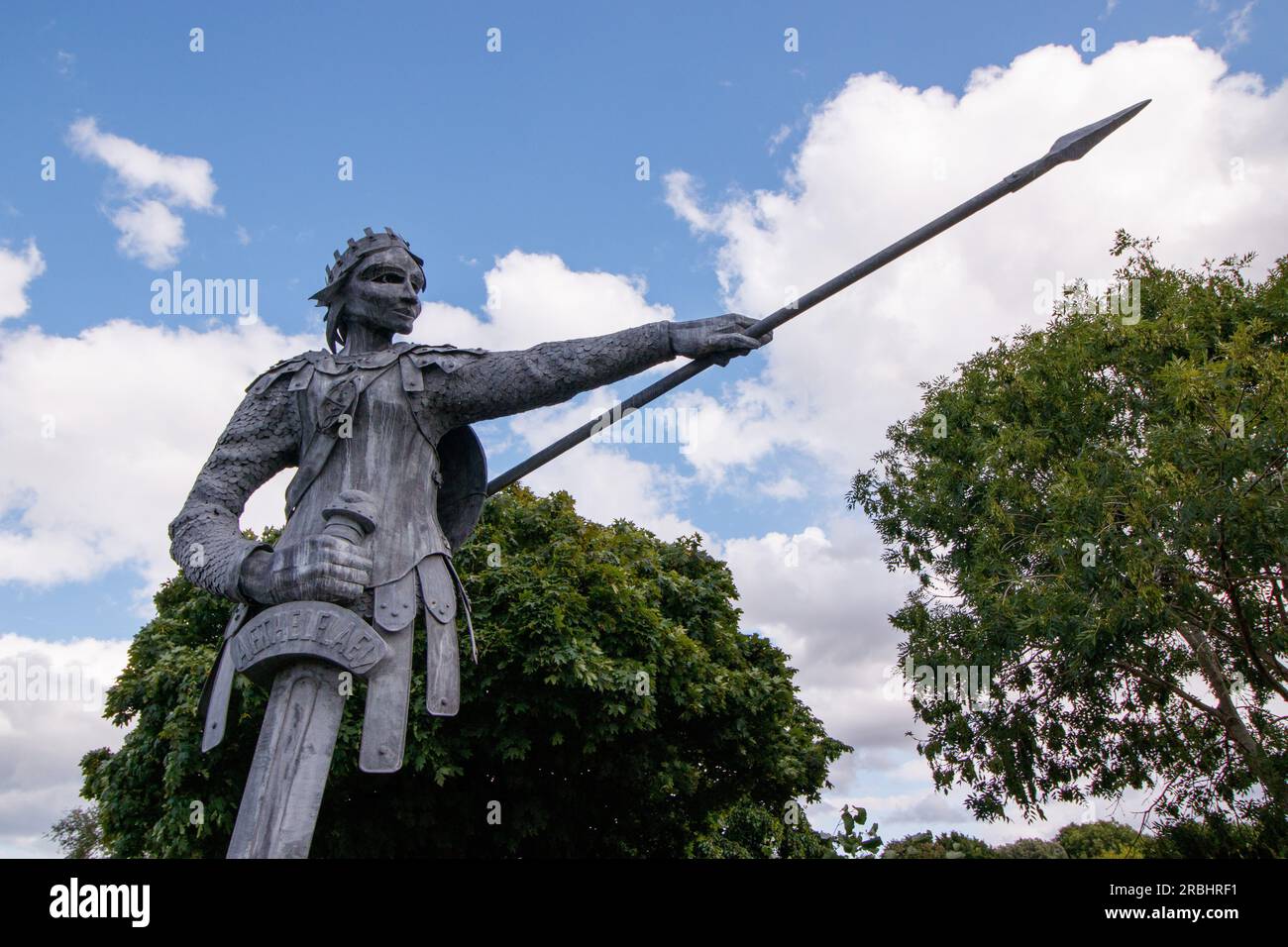 La statua alta sei metri di Aethelflaed, la regina guerriera anglosassone dell'artista luke Perry, situata sull'isola fuori dalla stazione ferroviaria di Tamworth, personale. Aethelflaed è una figura chiave del passato di Tamworth, avendo giocato un ruolo fondamentale nella storia inglese costruendo una catena di fortificazioni contro gli invasori vichinghi in tutto il Regno di Mercia. La sua fortificazione di Tamworth nel 913 d.C. divenne la precursore del castello di Tamworth. Figlia del re Alfredo il grande, l'ascesa di Aethelflaed come regnante femminile è stata descritta come uno degli eventi più unici nella storia del primo medioevo. Foto Stock