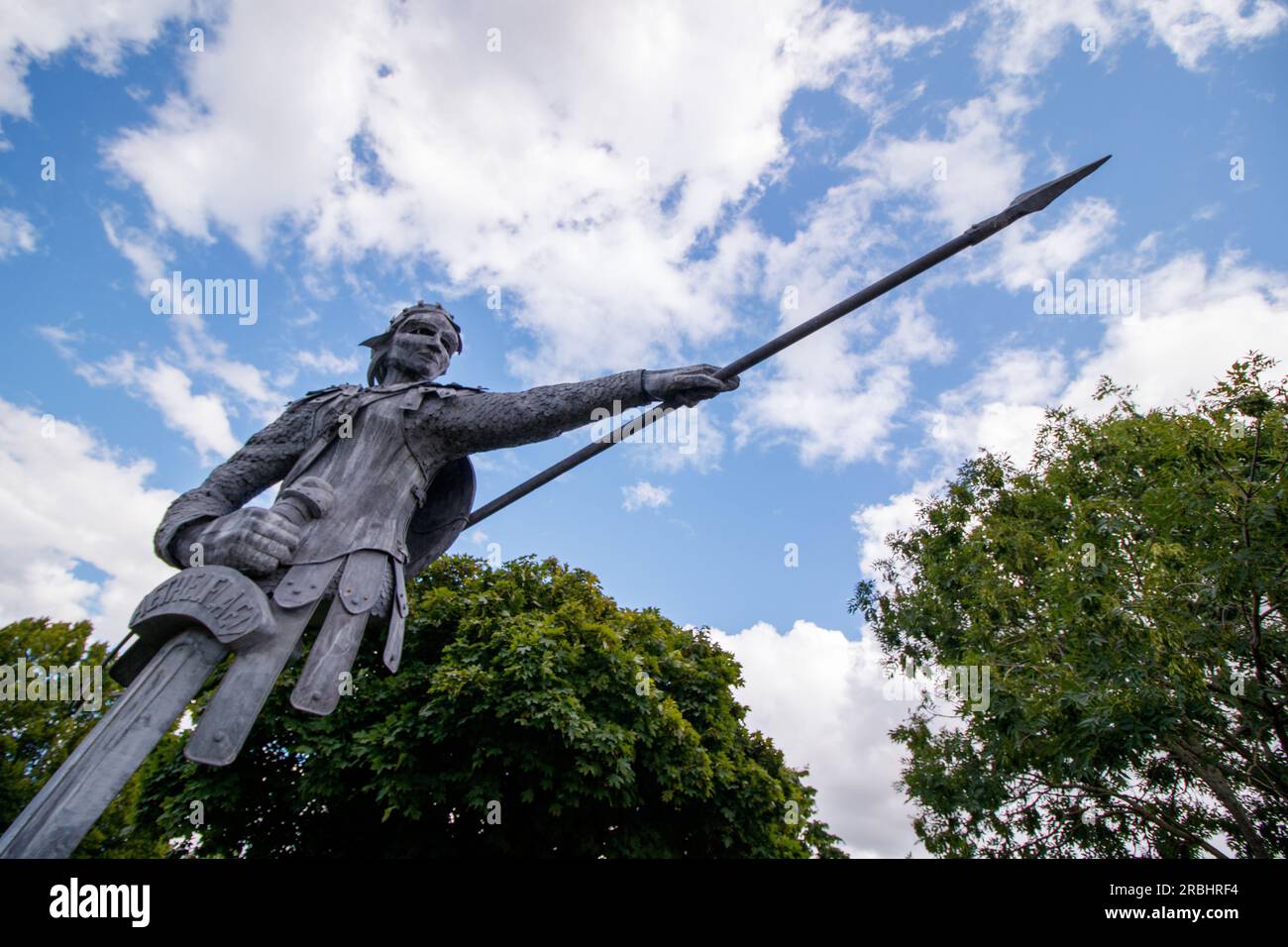La statua alta sei metri di Aethelflaed, la regina guerriera anglosassone dell'artista luke Perry, situata sull'isola fuori dalla stazione ferroviaria di Tamworth, personale. Aethelflaed è una figura chiave del passato di Tamworth, avendo giocato un ruolo fondamentale nella storia inglese costruendo una catena di fortificazioni contro gli invasori vichinghi in tutto il Regno di Mercia. La sua fortificazione di Tamworth nel 913 d.C. divenne la precursore del castello di Tamworth. Figlia del re Alfredo il grande, l'ascesa di Aethelflaed come regnante femminile è stata descritta come uno degli eventi più unici nella storia del primo medioevo. Foto Stock