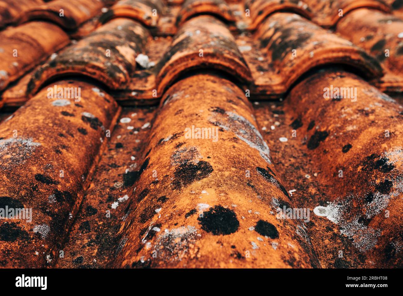 Primo piano di vecchie tegole rustiche in terracotta modello come sfondo, dettaglio architettonico da Lovran, Croazia Foto Stock