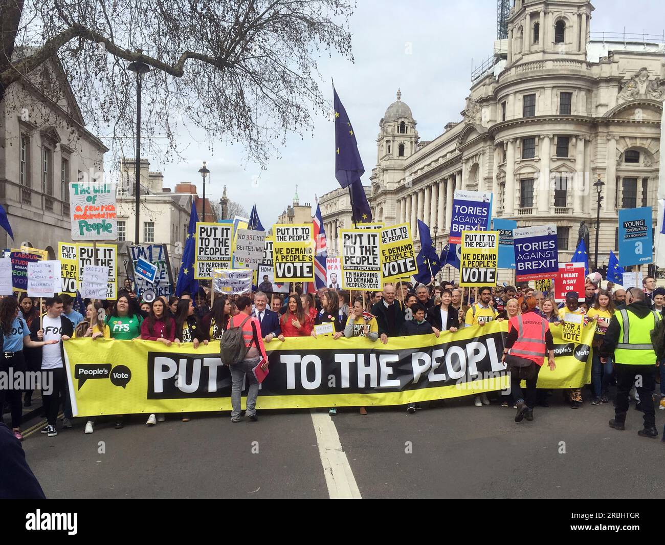 Mettetelo alla gente, la manifestazione anti-Brexit passa per Downing Street, Londra Foto Stock