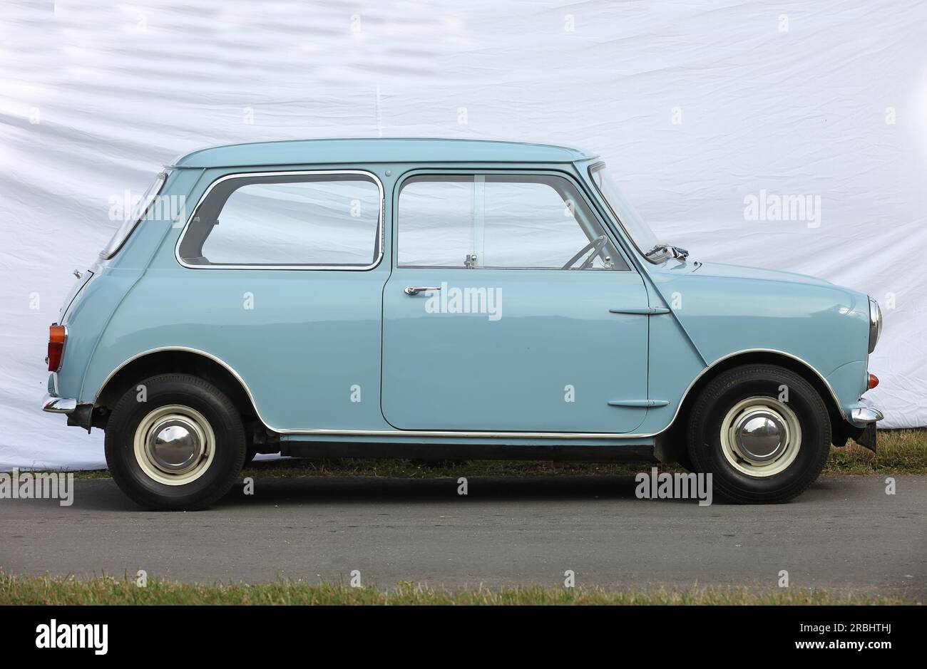 Una classica Austin Mini di profilo Foto Stock