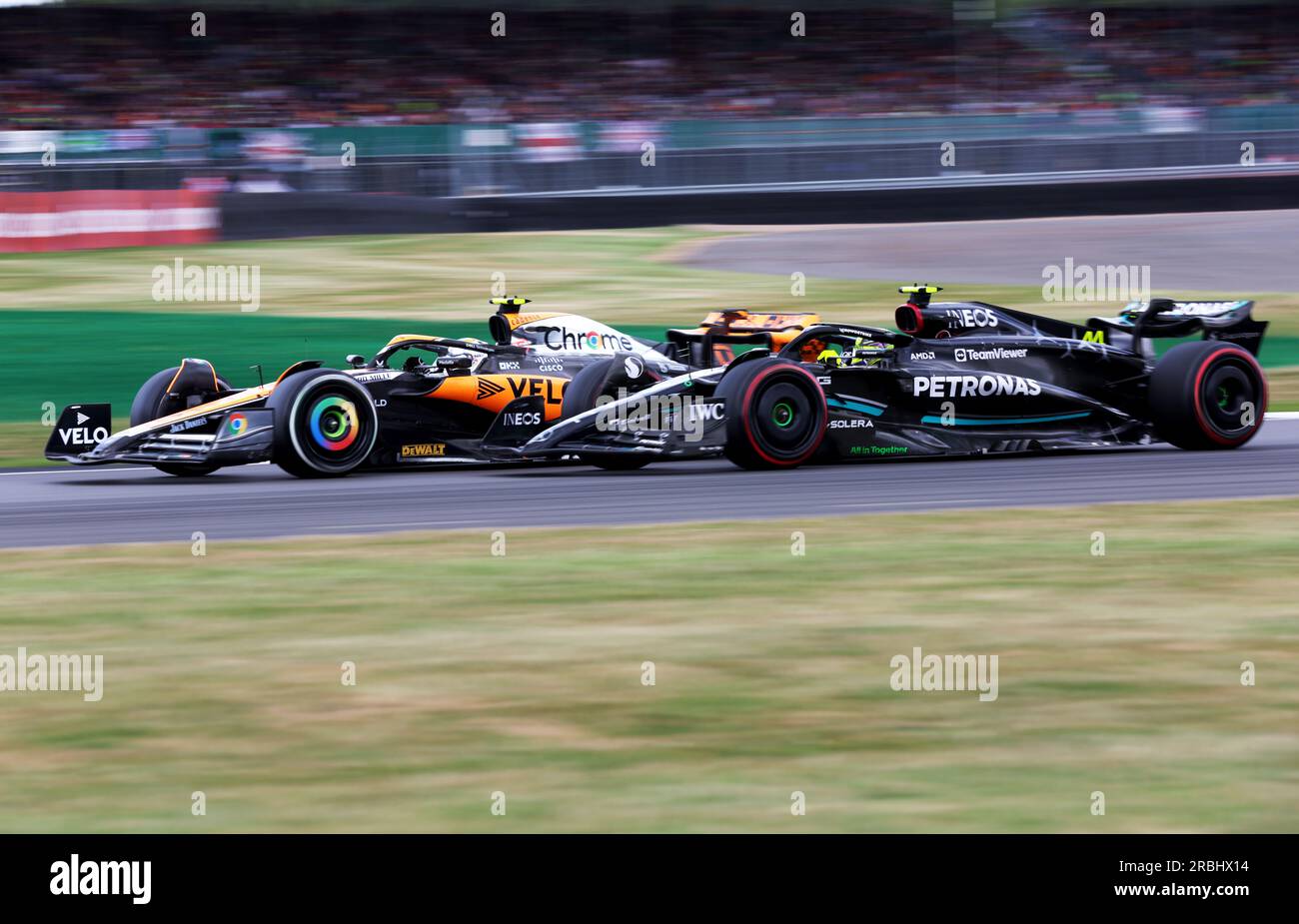 Silverstone, Gran Bretagna. 9 luglio 2023. Il pilota britannico della McLaren Lando Norris (L) e il pilota britannico della Mercedes Lewis Hamilton guidano durante il Gran Premio di Formula uno del 2023 sul circuito di Silverstone, in Gran Bretagna, il 9 luglio 2023. Crediti: Li Ying/Xinhua/Alamy Live News Foto Stock