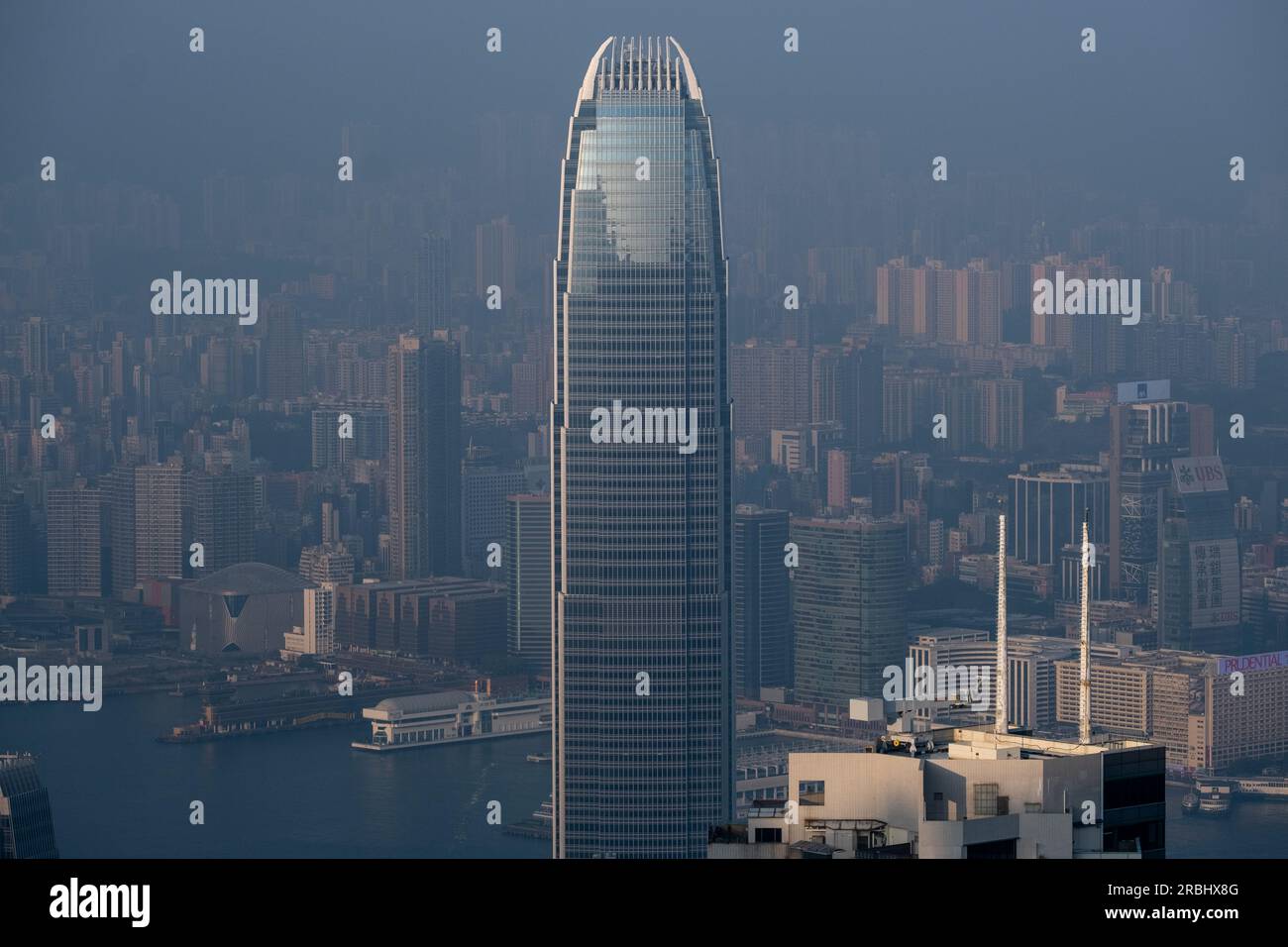 Il grattacielo a blocchi di uffici IFC, International Finance Centre, alto 415 metri, si trova a Hong Kong, Cina, Asia. Foto: Rob Watkins Foto Stock