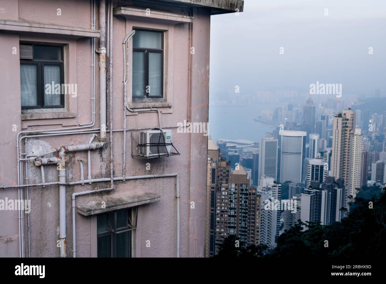 Incredibili vedute dello skyline della città dal Lugard Road Lookout sul Victoria Peak, Hong Kong in una serata estiva mentre l'ultima luce del giorno colpisce i blocchi della torre. Foto Stock