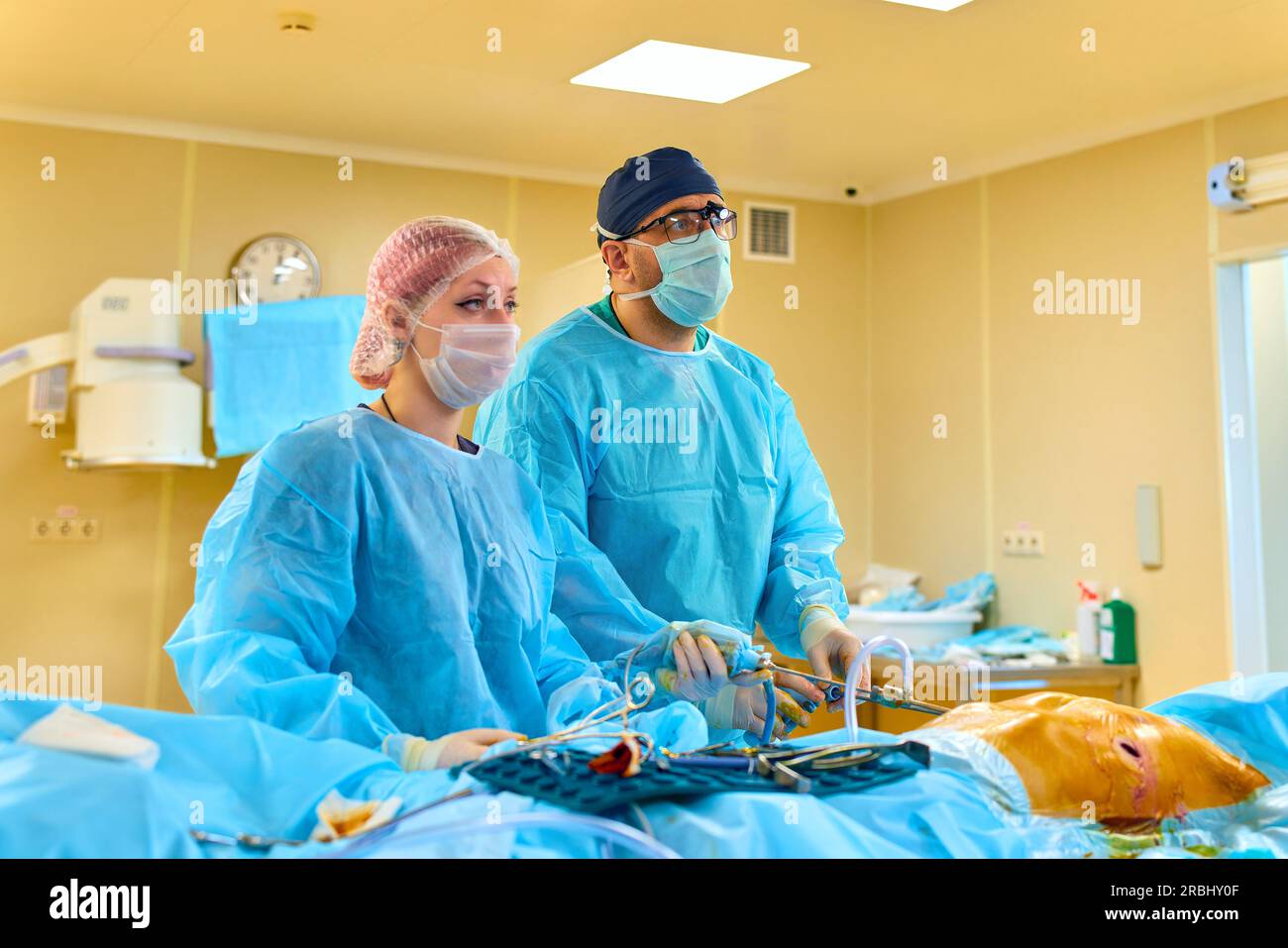 il chirurgo e l'infermiere lavorano in sala operatoria Foto Stock