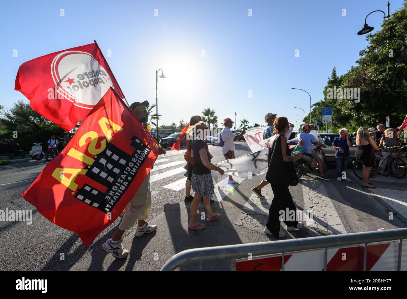 Marina di Pietrasanta, Italia. 9 luglio 2023. Scontri tra polizia e manifestanti per Daniela Santanchè. Crediti: Stefano dalle Luche/Alamy Live News Foto Stock