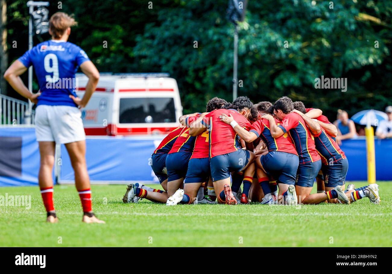 Amburgo, Germania. 9 luglio 2023. Rugby: Torneo finale del Campionato europeo dei sette uomini allo Steinwiesenweg Sports Park. La squadra Spagna forma un cerchio prima del calcio d'inizio. Crediti: Axel Heimken/dpa/Alamy Live News Foto Stock