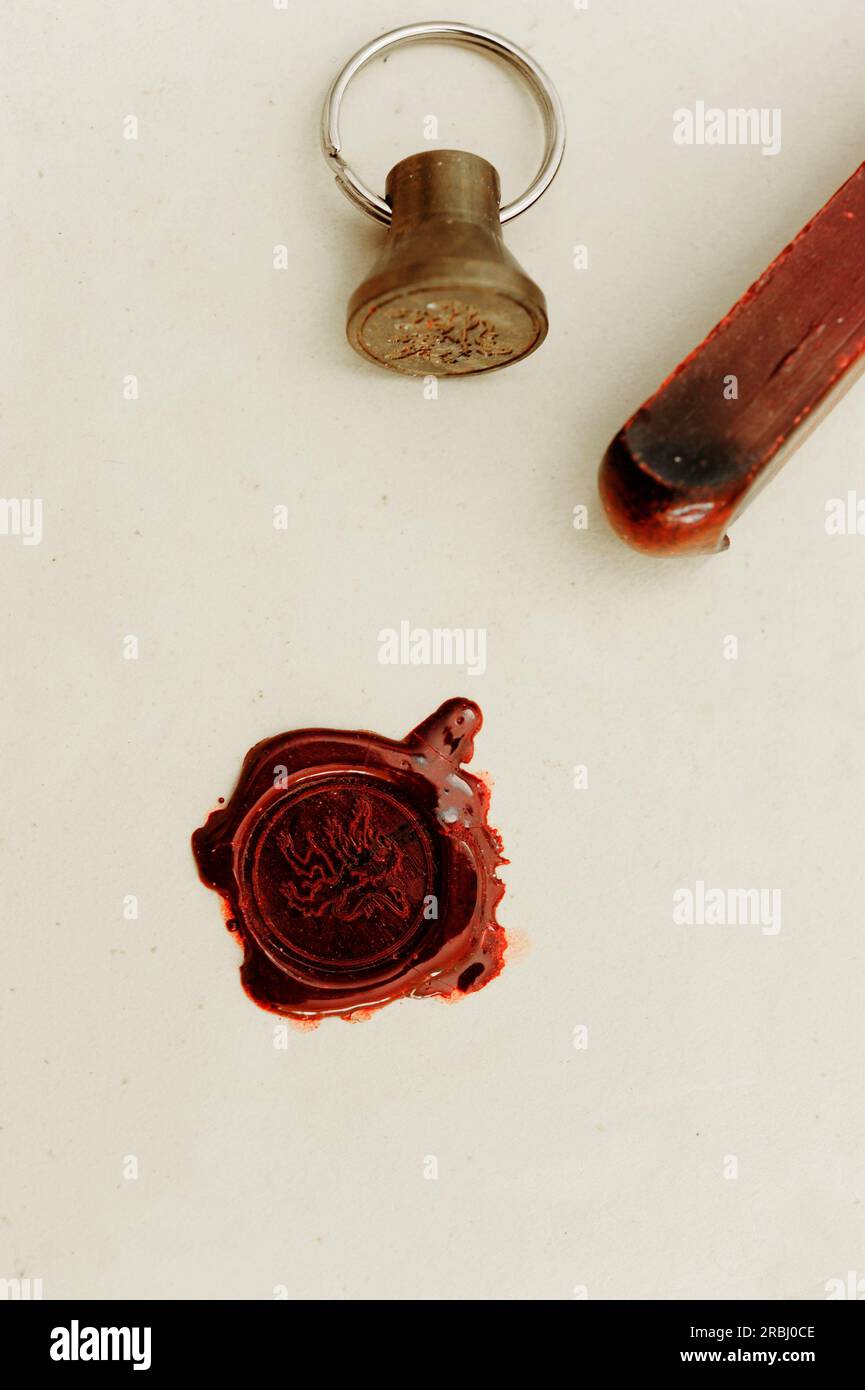 cera sigillante rossa e sigillo con il simbolo del leone Foto Stock