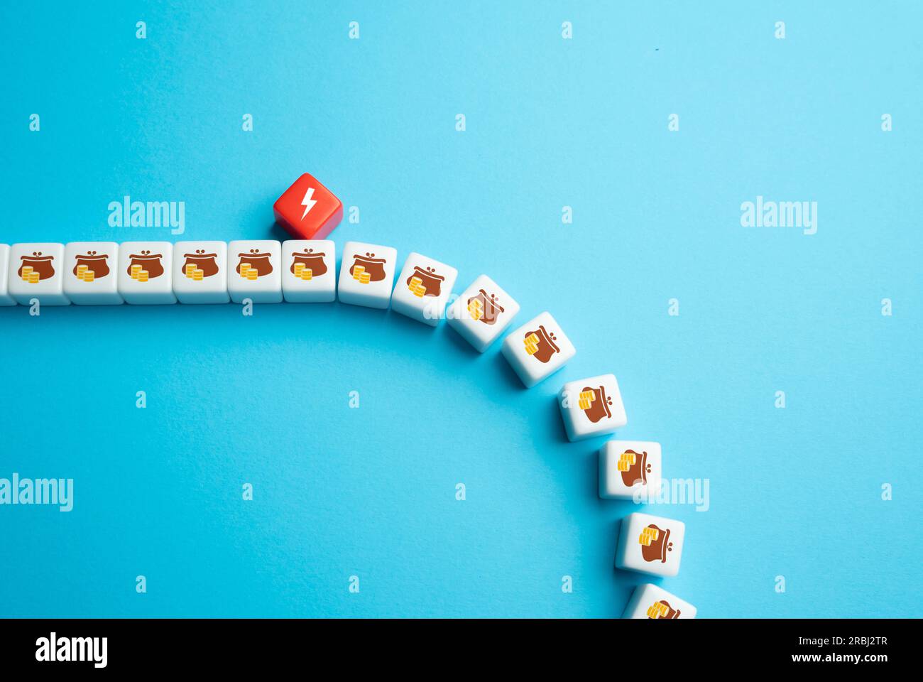 La minaccia di perdere parte dei risparmi. Inflazione, rischi monetari e decisioni finanziarie sbagliate. Compressione del valore delle risorse. Crescita del problema quando si tratta Foto Stock