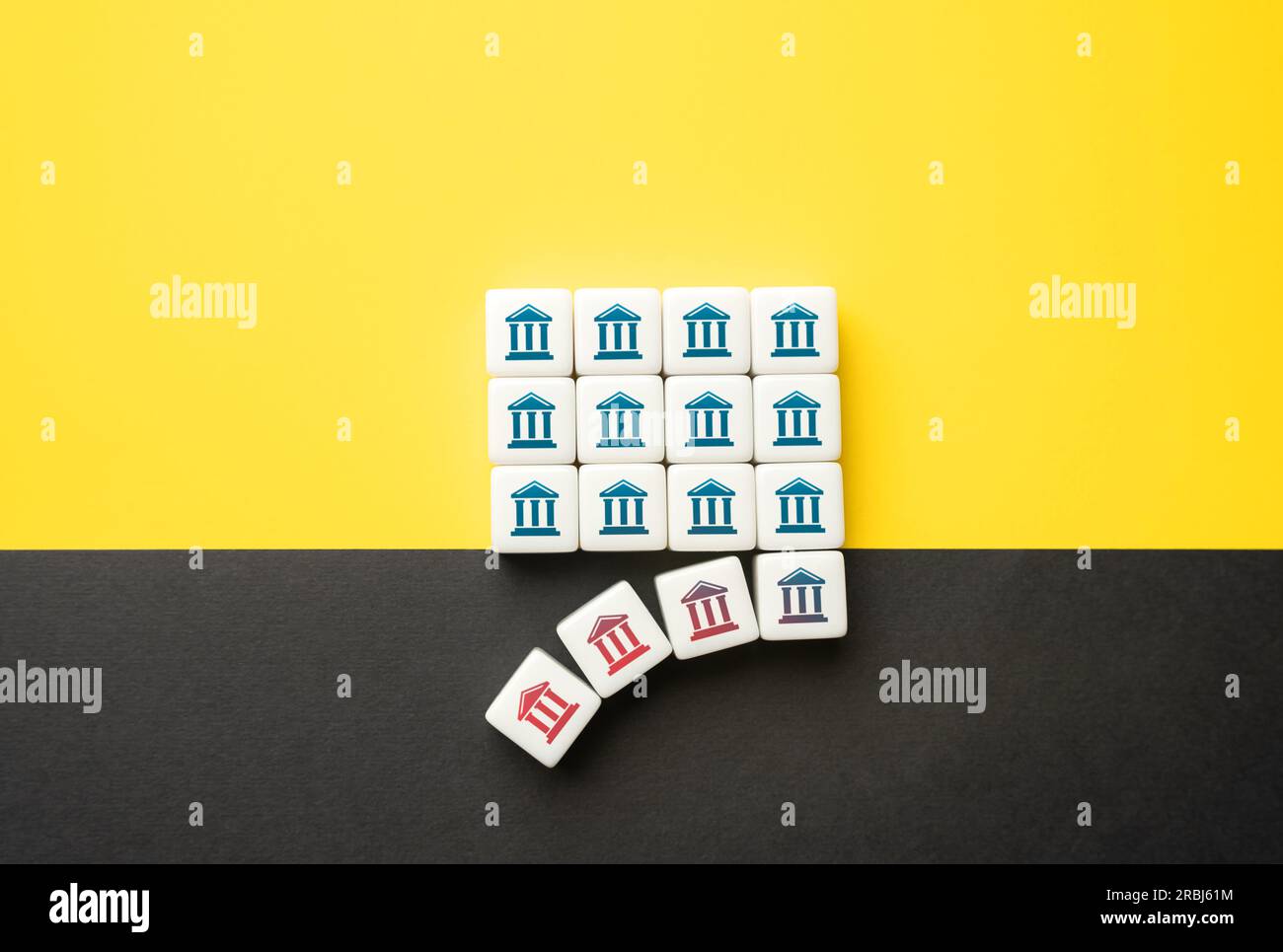 Purificazione del sistema finanziario dalle banche deboli. Riduzione delle banche operative. Disconnettiti dal sistema di pagamento internazionale. Pressione politica. Foto Stock