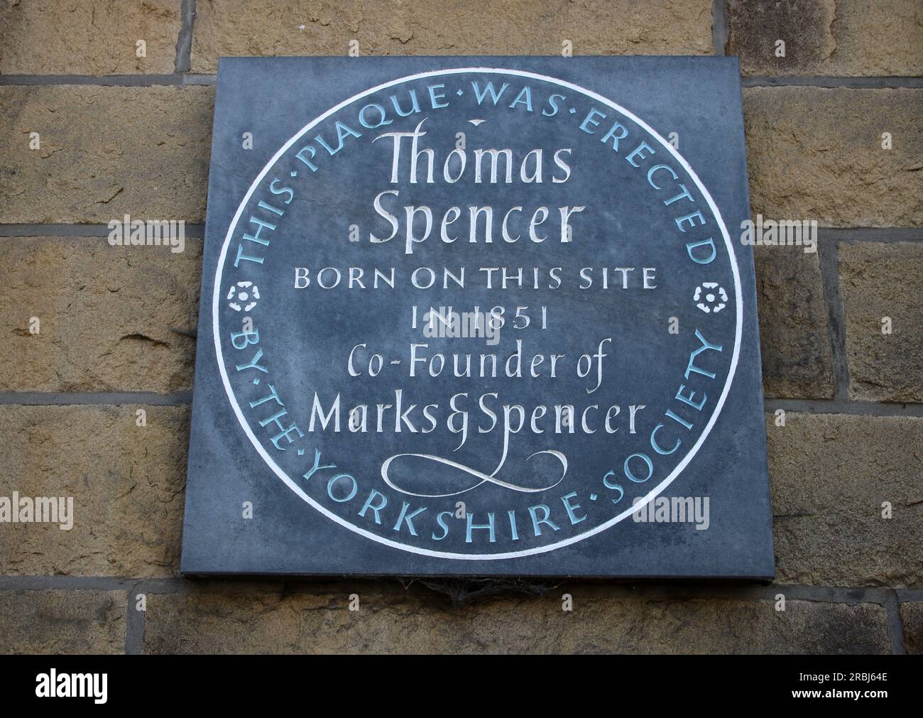 Targa eretta dalla Yorkshire Society per celebrare il luogo di nascita di Thomas Spencer, cofondatore di Marks and Spencer. Targa sul muro, Newmarket Street Skipton. Foto Stock