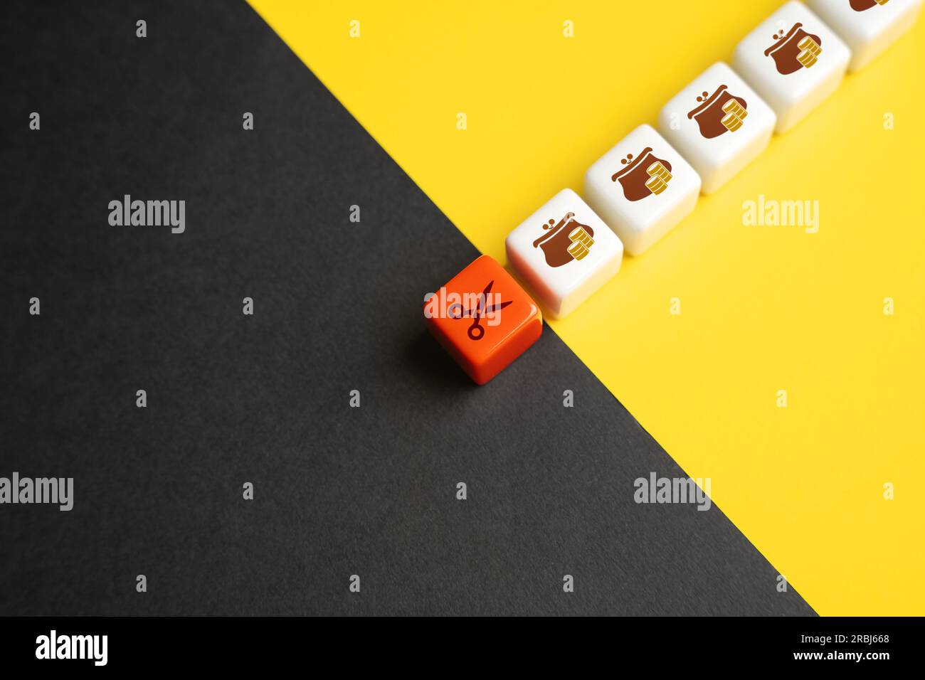 Tagli al budget. Riduzione del reddito. L'inflazione minaccia il risparmio. Perdita di risparmi e investimenti. Ammortamento di immobili e beni. Povero planni finanziario Foto Stock