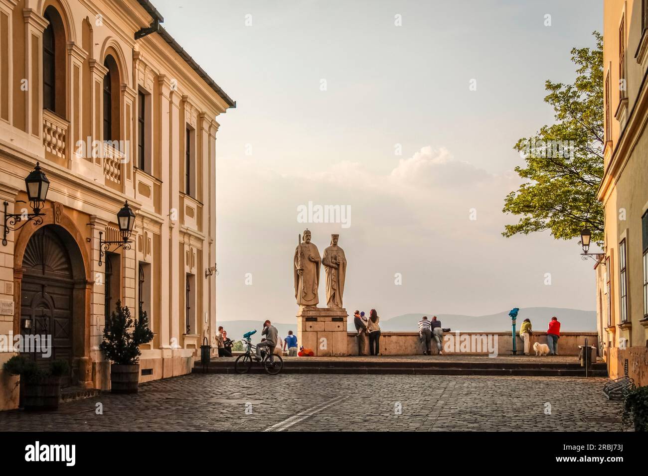 Monumento a Santo Stefano e alla Regina Gisela Beata nel quartiere del castello di Veszprém, Contea di Veszprém, Ungheria Foto Stock