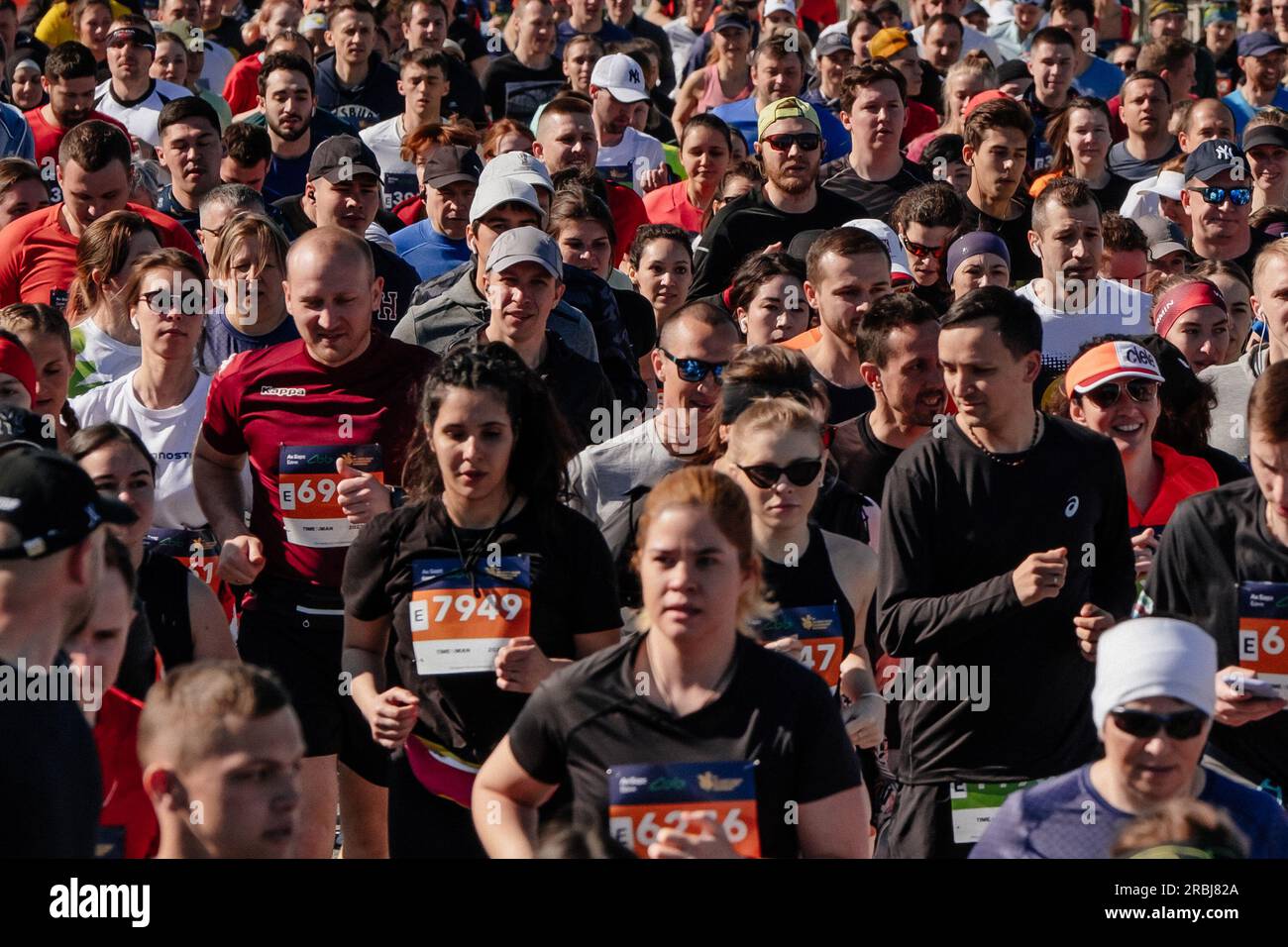 Kazan, Russia - 17 maggio 2022: Grandi gruppi di atleti che corrono durante la maratona di Kazan Foto Stock