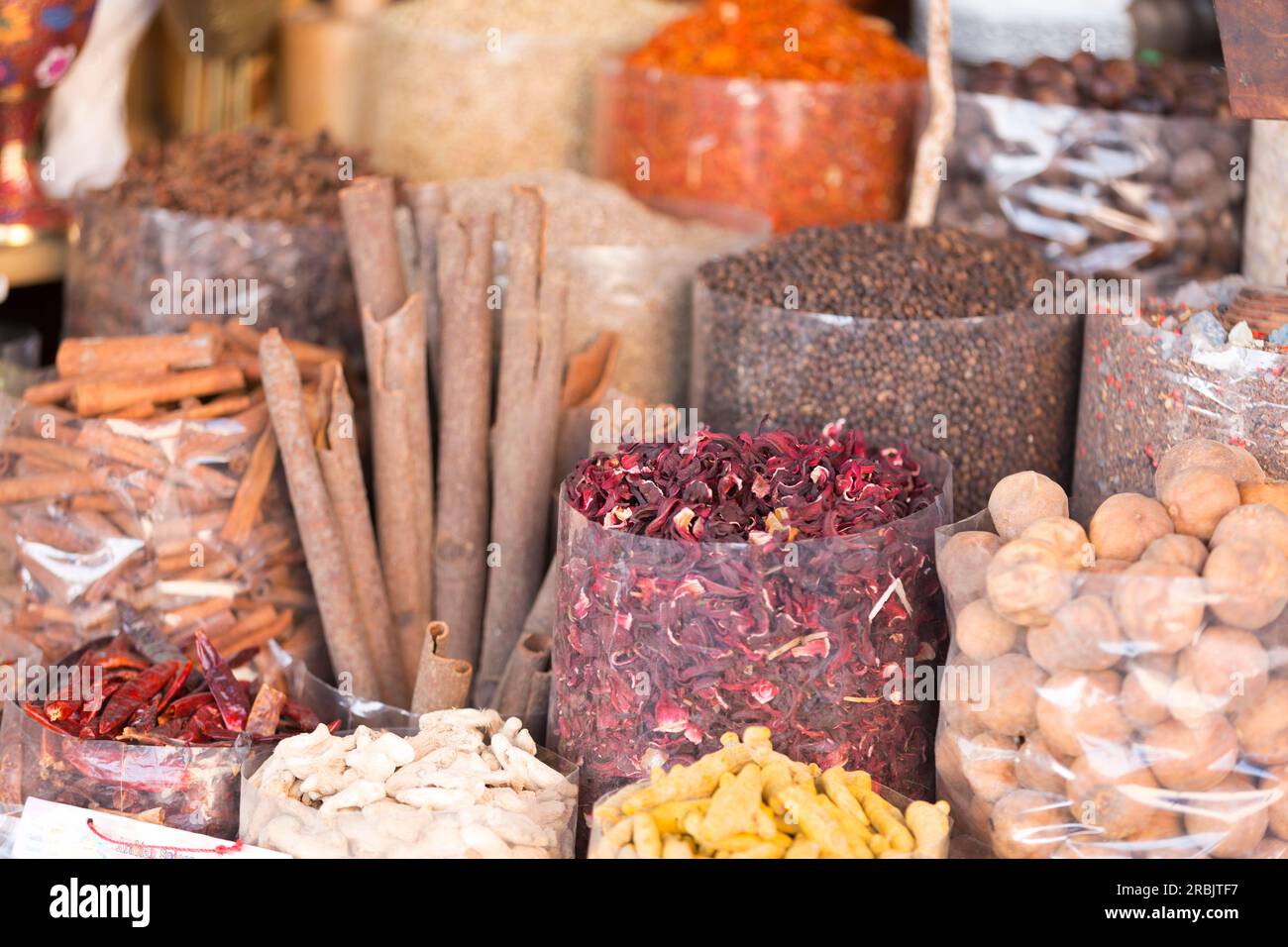 Emirati Arabi Uniti, Dubai, erbe e spezie in vendita nel mercato delle erbe e delle spezie, "Deira". Foto Stock