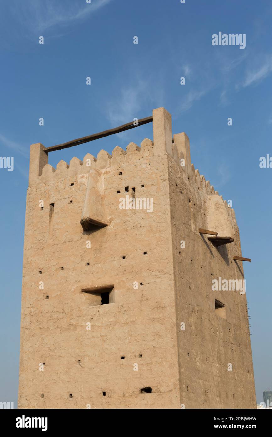 Emirati Arabi Uniti, Dubai, la 'Torre di Guardia di al Shandagah' costruita nel 1939, vicino all'Heritage Village. Foto Stock