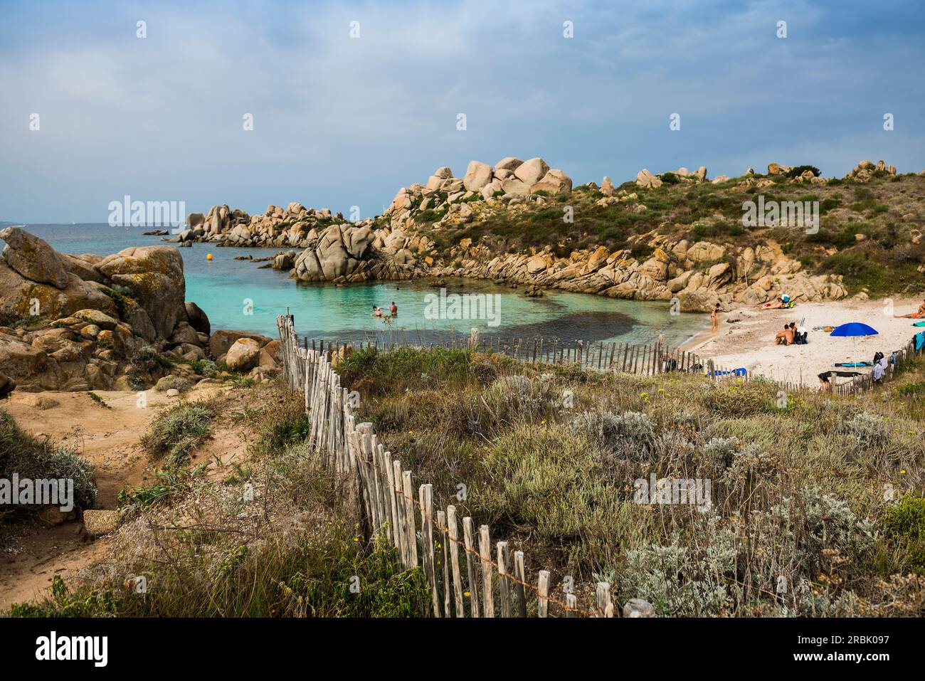 Scogliere di granito e spiaggia sabbiosa, tafoni, Isole Lavezzi, Îles Lavezzi, Bonifacio, Corsica-du-Sud, Corsica, Mar Mediterraneo, Francia Foto Stock