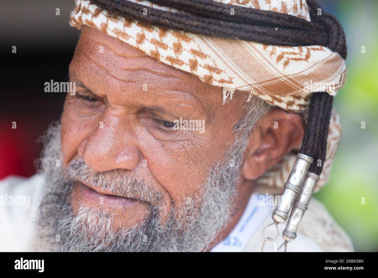 Emirati Arabi Uniti, Dubai, uomo in tradizionale abbigliamento emirato. Foto Stock