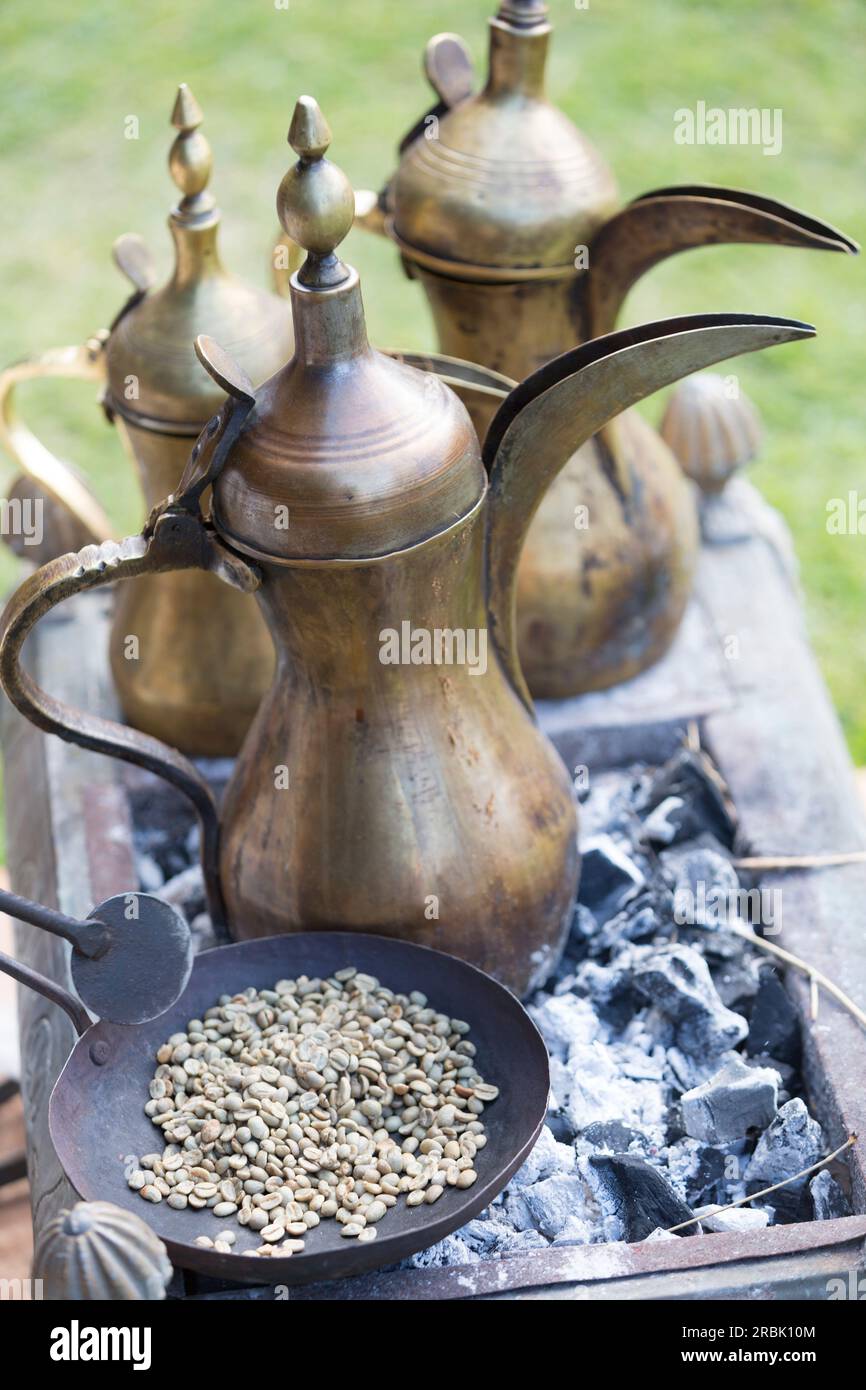 Emirati Arabi Uniti, Dubai, caffettiere arabe tradizionali e chicchi di caffè tostati. Foto Stock