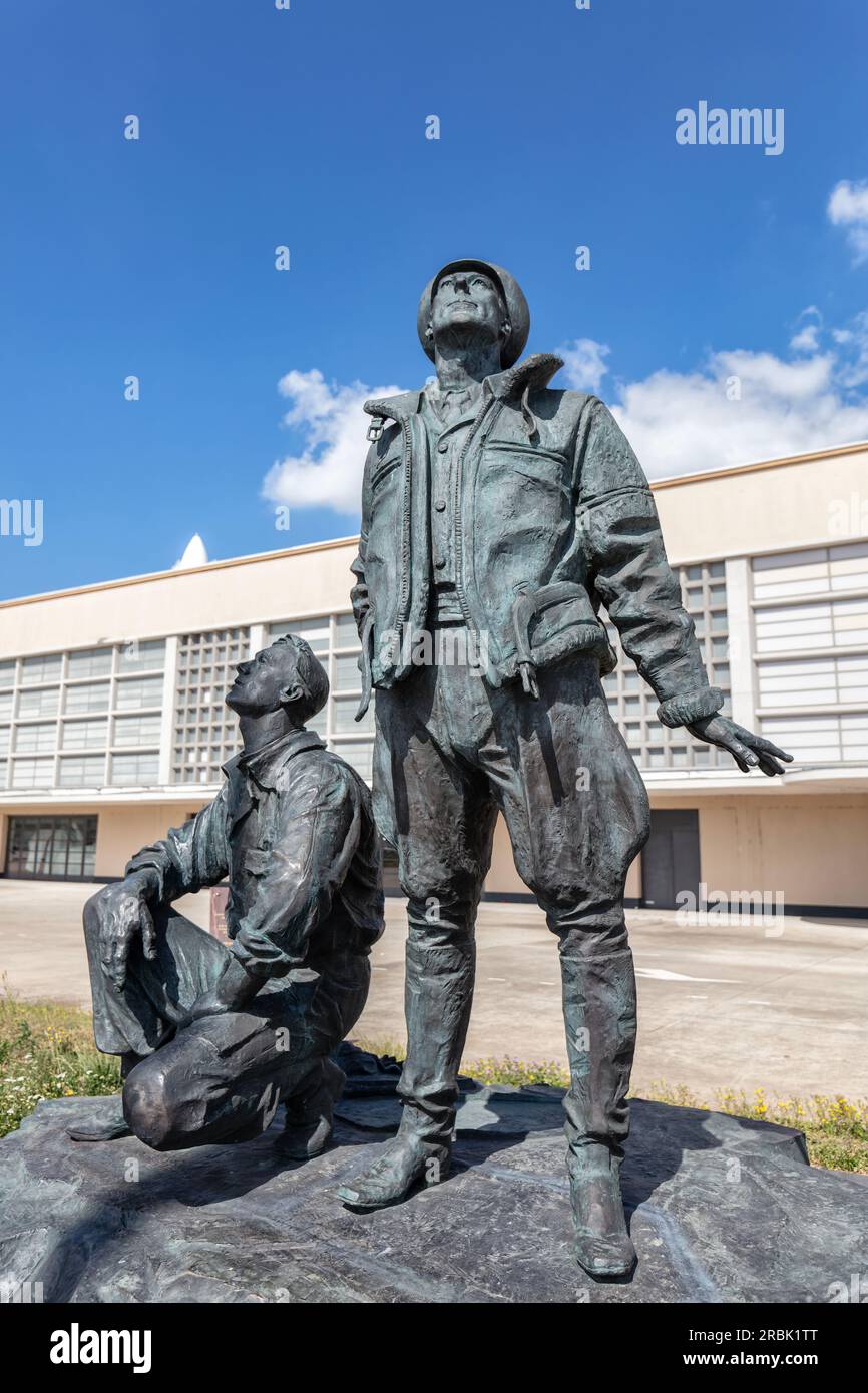 Memorial du Regiment Normandie Niemen di Victor Pasenko e Vladimir Sourovtsev, all'esterno del Museo aerospaziale, aeroporto Paris le Bourget, Parigi, Francia Foto Stock