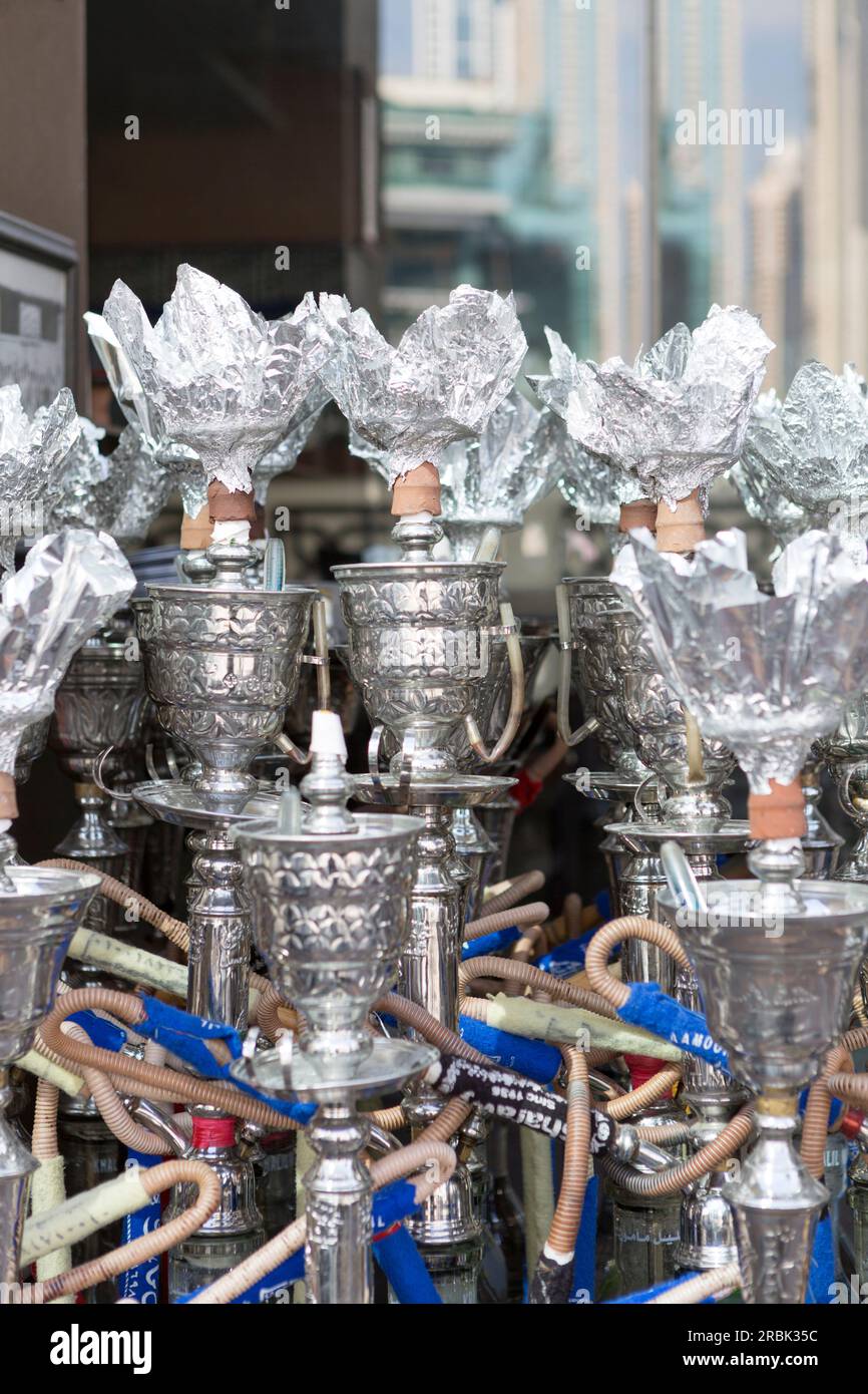 Emirati Arabi Uniti, Dubai, Shisha Pipes in una caffetteria fumatori. Foto Stock