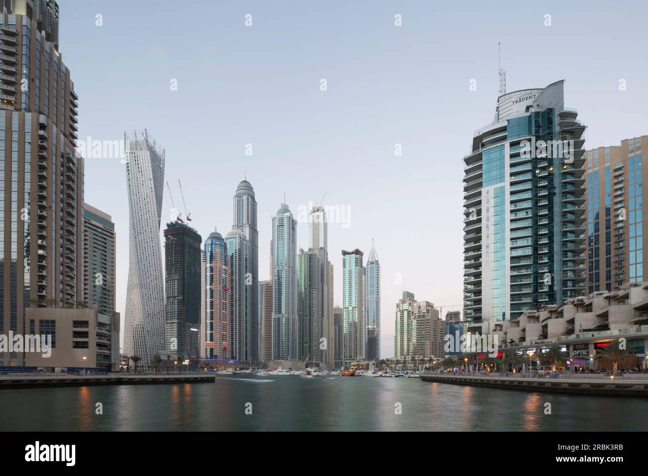 Emirati Arabi Uniti, Dubai, skyline della città con l'iconica "Cayman Tower" e Dubai Marina al tramonto. Foto Stock