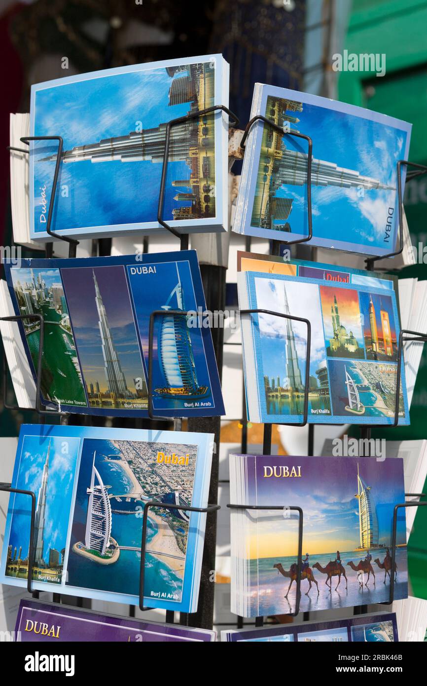 Emirati Arabi Uniti, Dubai, cartoline turistiche in vendita. Foto Stock
