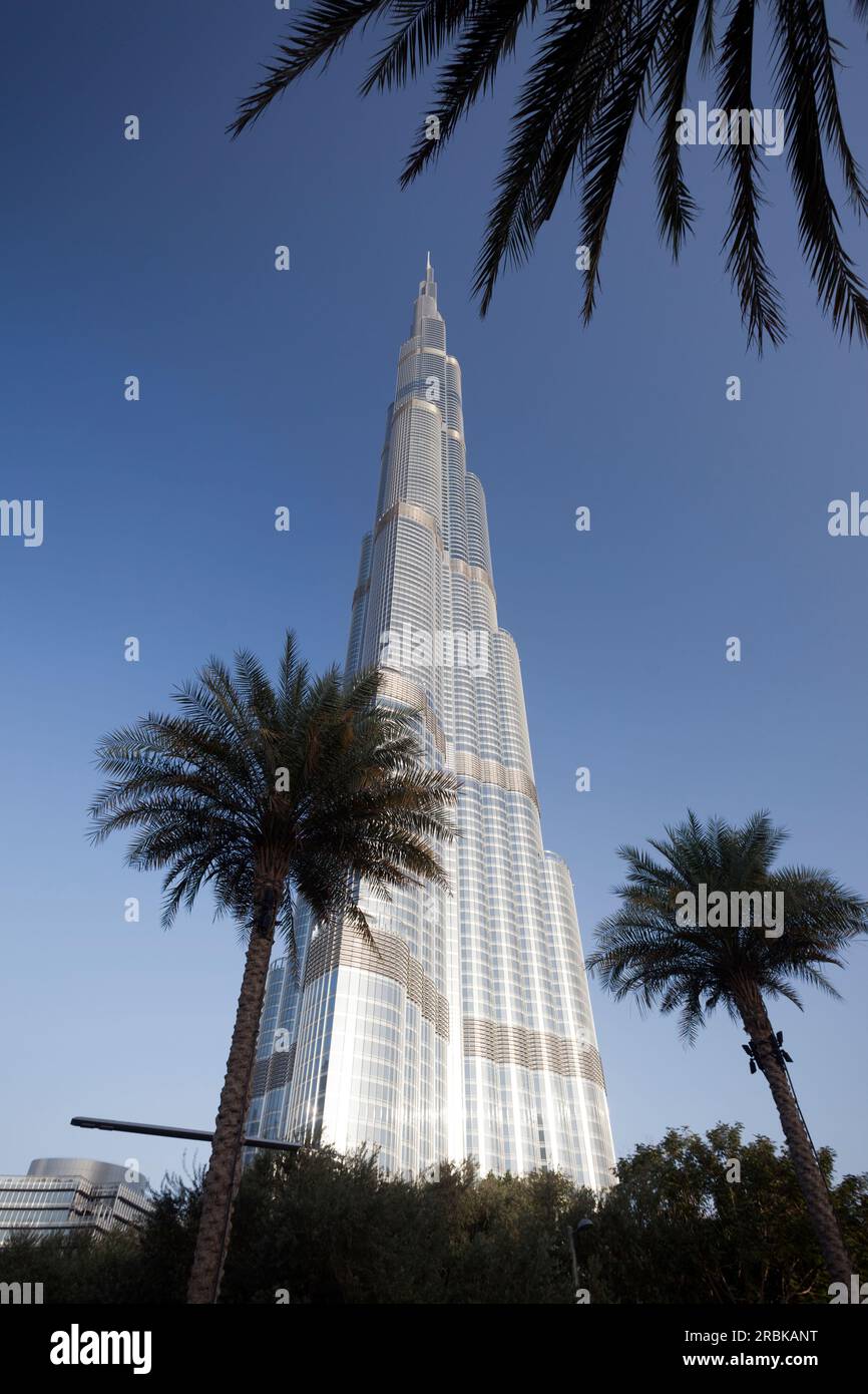 I UAE Dubai, l'iconico Burj Khalifa grattacielo, la costruzione più alta del mondo nel marzo 2013 a 829.8 m (2,722 ft). Foto Stock