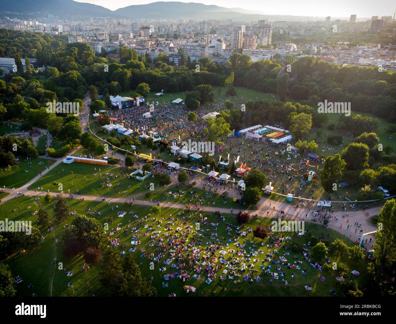 Vista con droni di un grande gruppo di persone nel parco in occasione del festival di musica da A a jazz Foto Stock