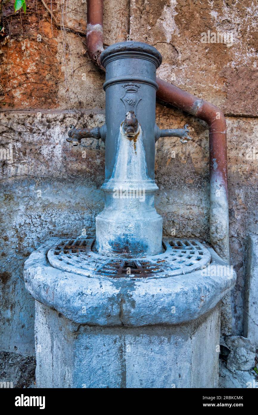 Nasone con tre rubinetti a testa di drago in via di San Teodoro, Roma, Italia Foto Stock