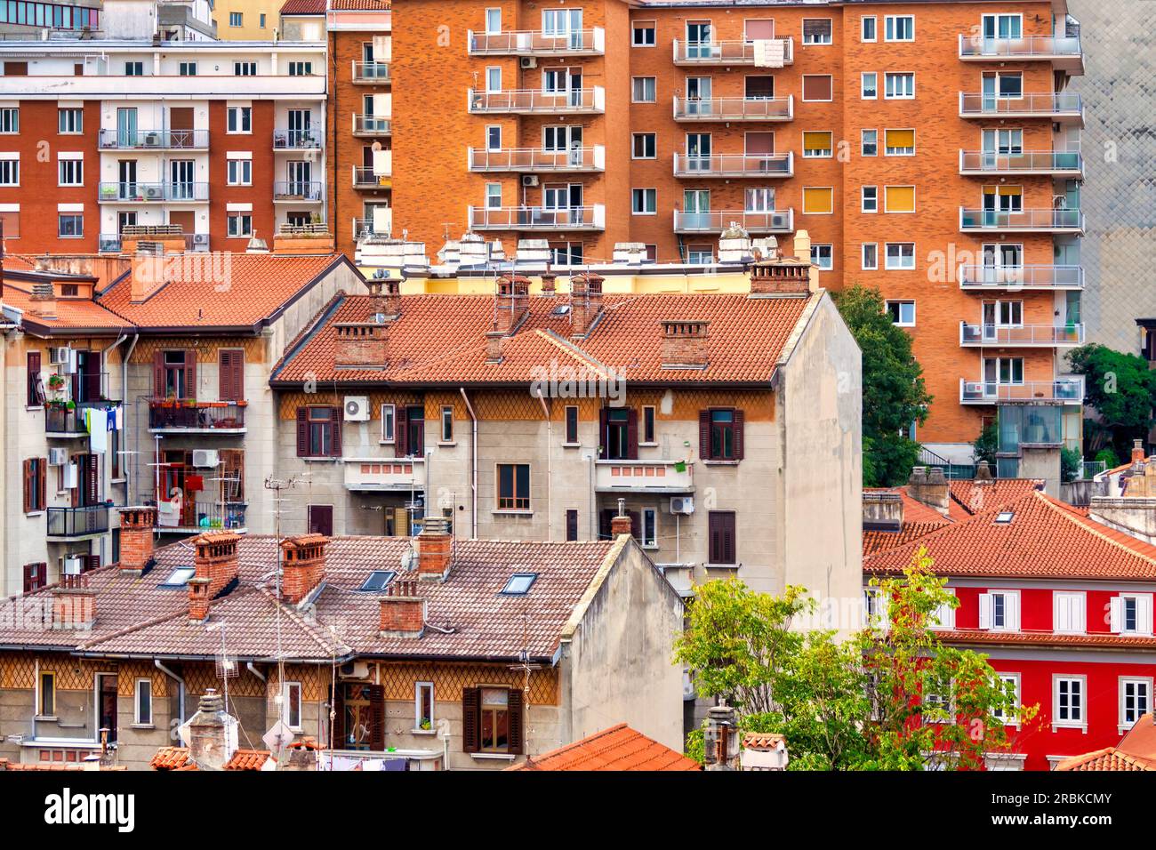 Vista dei condomini di Trieste dal Giardino di via San Michele, Italia Foto Stock