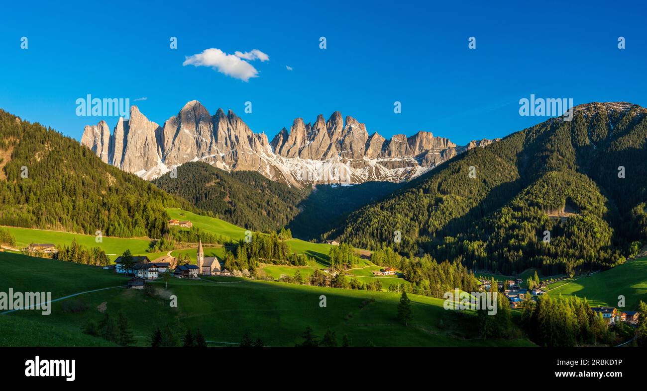 Villaggio di Santa Maddalena e gruppo Odle, Funes, alto Adige Foto Stock