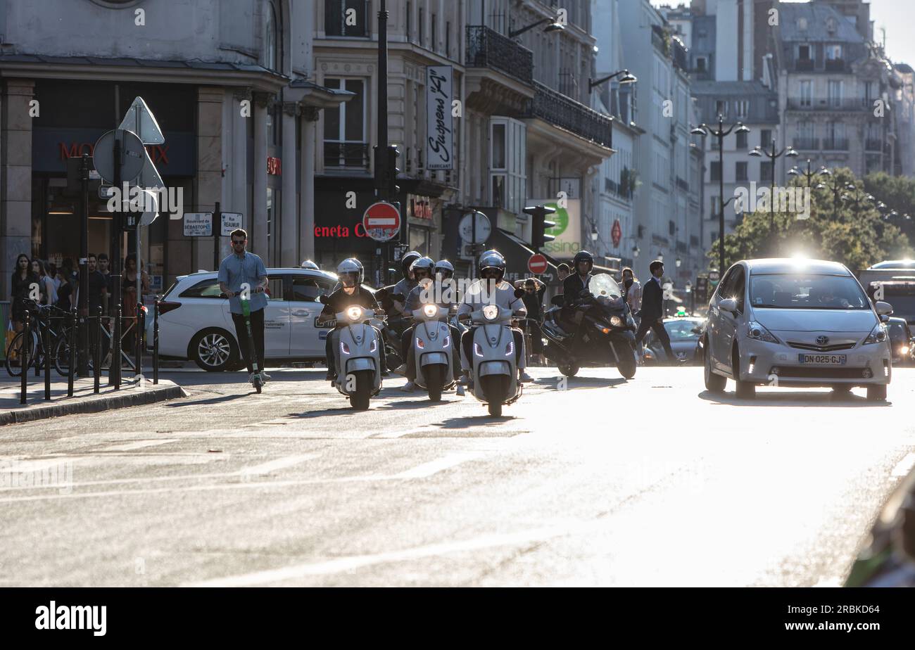 Trasporto urbano con ciclomotori SYM EU, piccole auto ed e-scooter nel tipico centro della città, Rue Reaumur, Parigi Foto Stock