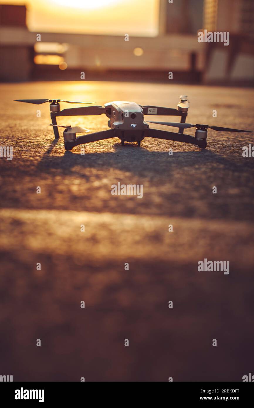 Un DJI Mavic 2 Pro è illuminato dal tramonto sul tetto Foto Stock