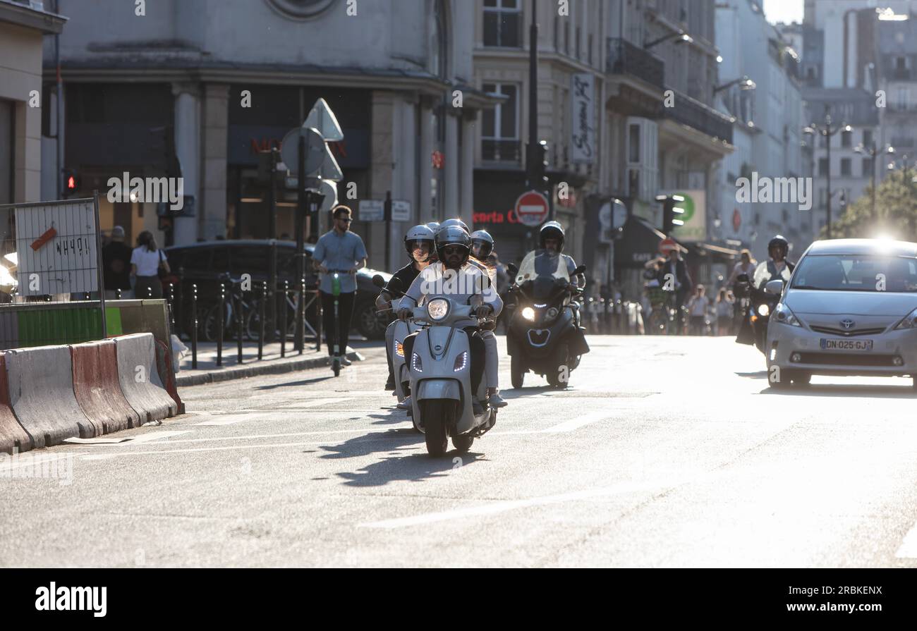 Trasporto urbano con ciclomotori SYM EU, piccole auto ed e-scooter nel tipico centro della città, Rue Reaumur, Parigi Foto Stock