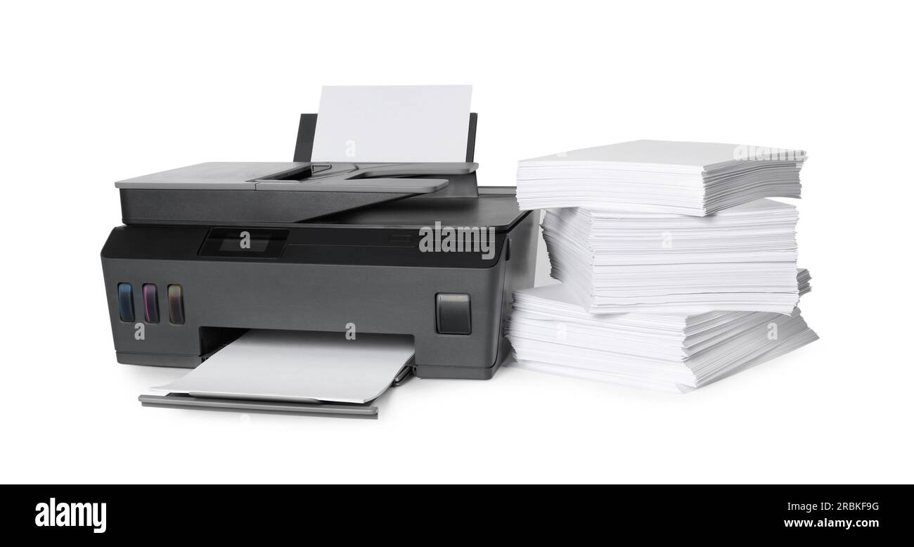 Stampante moderna e pila di carta su sfondo bianco Foto stock - Alamy