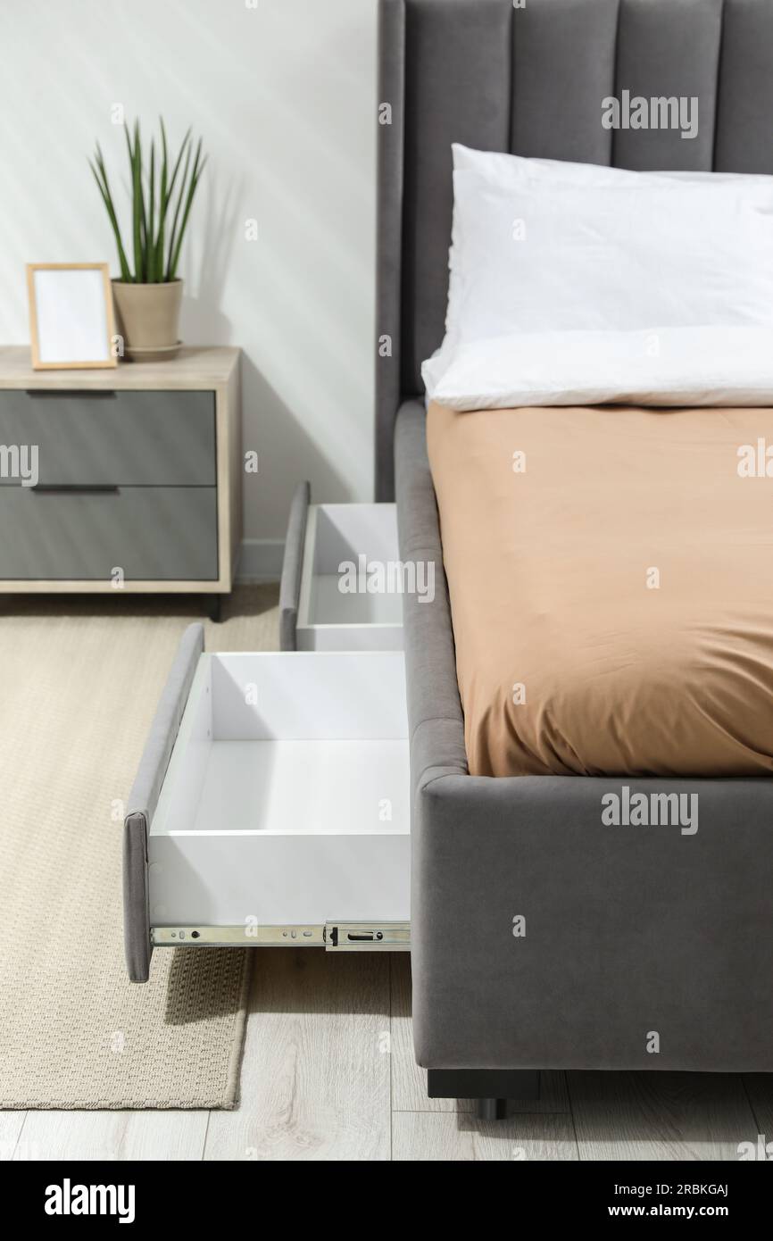Cassetti portaoggetti per biancheria da letto sotto il letto moderno in  camera Foto stock - Alamy