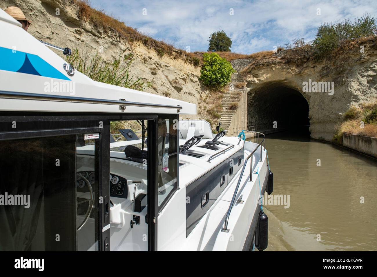 Una casa galleggiante le Boat Horizon 5 si avvicina al tunnel dell'acqua sul Canal du Midi, le Malpas, Hérault, Francia, Europa Foto Stock