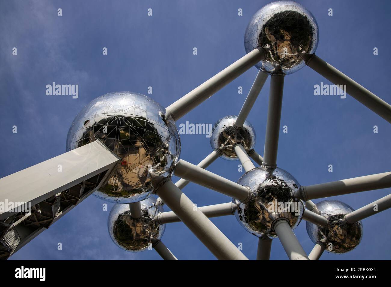 Guardando in alto il punto di riferimento Atomium, originariamente costruito per l'esposizione mondiale di Bruxelles del 1958, Bruxelles, Belgio, Europa Foto Stock