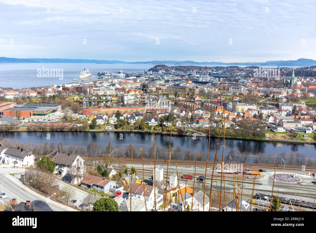 Vista sulla città e sul fiume Nidelva da Utsikten Ekeberg Scenic Lookout, Trollstien, Trondheim, contea di Trøndelag, Norvegia Foto Stock