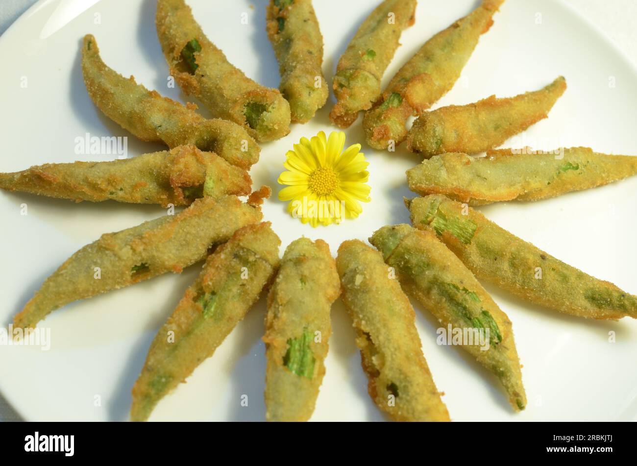 Okra fritta - Uno spuntino delizioso croccante e gustoso che sorprenderà gli amanti dell'okra! Foto Stock